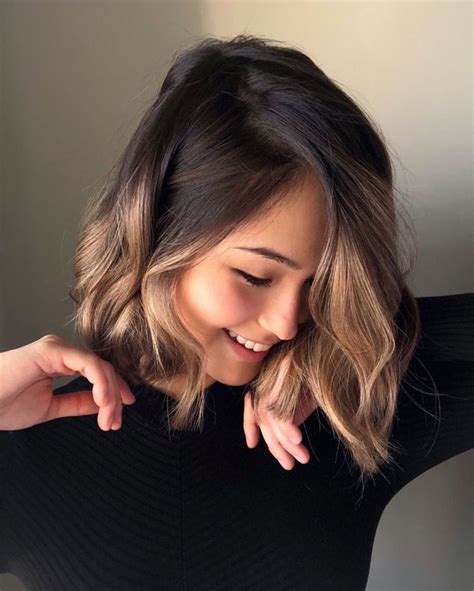 morena iluminada nas pontas cabelo curto|Morena iluminada cabelo curto: 30 looks de inspiração e dúvidas